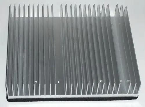 Kühlblech mit vertikalen Rippenelementen, hergestellt aus Aluminium, geeignet für DAIKIN Heizsysteme. Montiert auf einer flachen Unterlage.